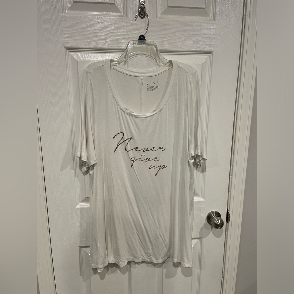 LIVI 22/24 Women’s white tshirt “Never Give Up”
